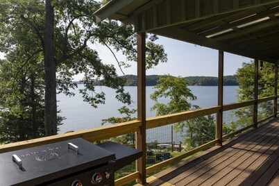 Fox Berry Hill -Lakefront w/Dock, Launch & Hot Tub