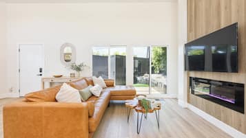 Smart TV y chimenea