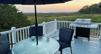 Charming Waterfront Cottage with Boat Ramp and boat docking - Pet Friendly
