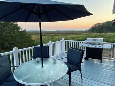 Charming Waterfront Cottage with Boat Ramp and boat docking - Pet Friendly