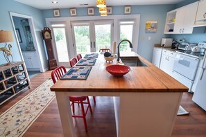 Fridge, microwave, oven, stovetop - Charming Waterfront Cottage with Boat Ramp and boat docking - Pet Friendly (Parksley)