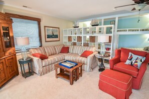 Smart TV - Charming Waterfront Cottage with Boat Ramp and boat docking - Pet Friendly (Parksley)