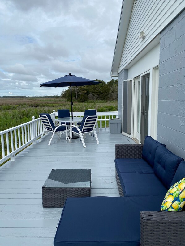 Outdoor dining - Charming Waterfront Cottage with Boat Ramp and boat docking - Pet Friendly (Parksley)