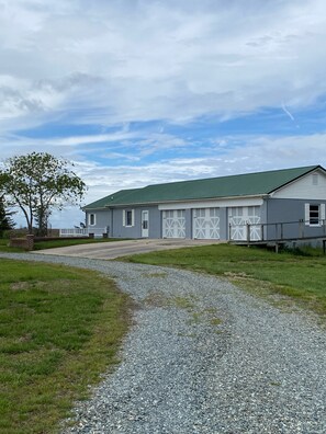 Exterior - Charming Waterfront Cottage with Boat Ramp and boat docking - Pet Friendly (Parksley)
