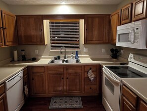 Fridge, microwave, oven, stovetop - Riverside Escape, King Suite, and Queen Suite. (Sevierville)