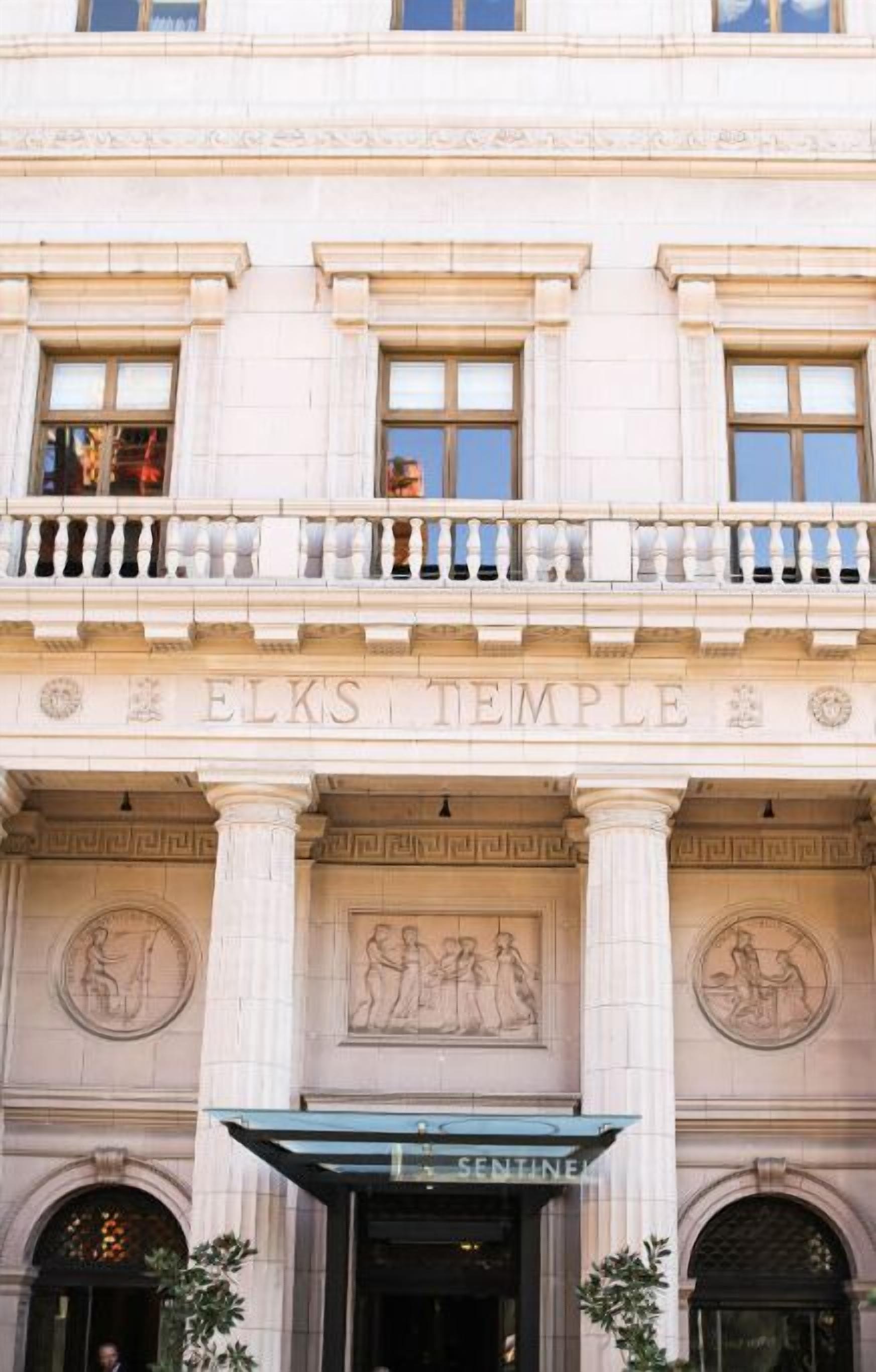 La façade du bâtiment Elks Temple présente une architecture classique, avec des colonnes et des reliefs décoratifs.
