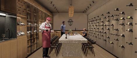 Una bodega con estantes de madera, una mesa de mármol y numerosas botellas de vino en la pared.