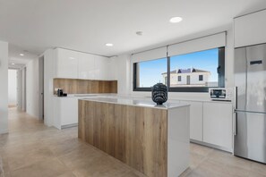 Fridge, microwave, oven, stovetop - Casa Graceias Estepona (Estepona)