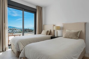 4 bedrooms, iron/ironing board, WiFi, bed sheets - Casa Graceias Estepona (Estepona)