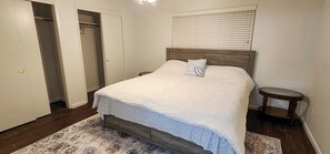 4 dormitoris, escriptori i planxa i posts de planxar 