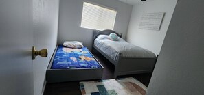 4 habitaciones, escritorio y tabla de planchar con plancha 