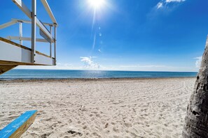 Na praia, espreguiçadeiras 