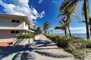 Property grounds - Desoto By The Sea - hollywood beach (Hollywood)