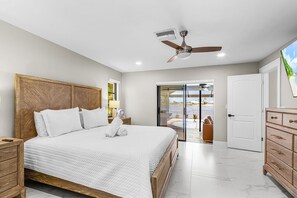 4 habitaciones, escritorio y tabla de planchar con plancha 