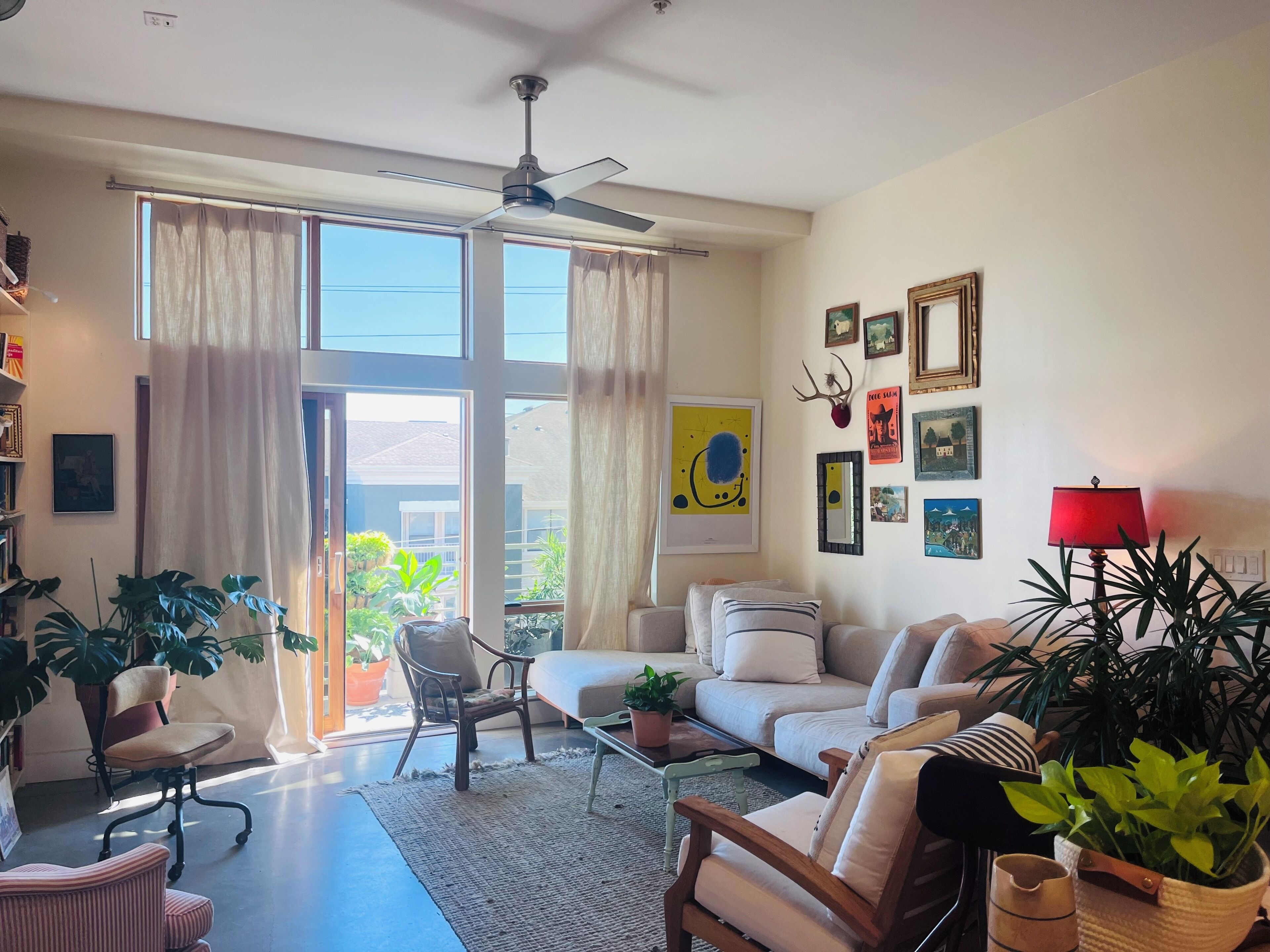 6th Street Condo w/ Balcony - Walk to your Fave Spots /30 Day Minimum