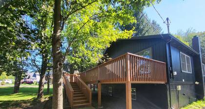 6BD Luxe Cabin - Pool, Game Room, Golf & More!