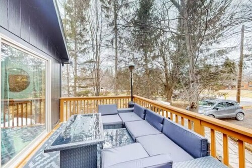 6BD Luxe Cabin - Pool, Game Room, Golf & More!