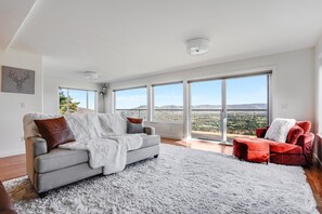 Älytelevisio, takka, musiikkikirjasto