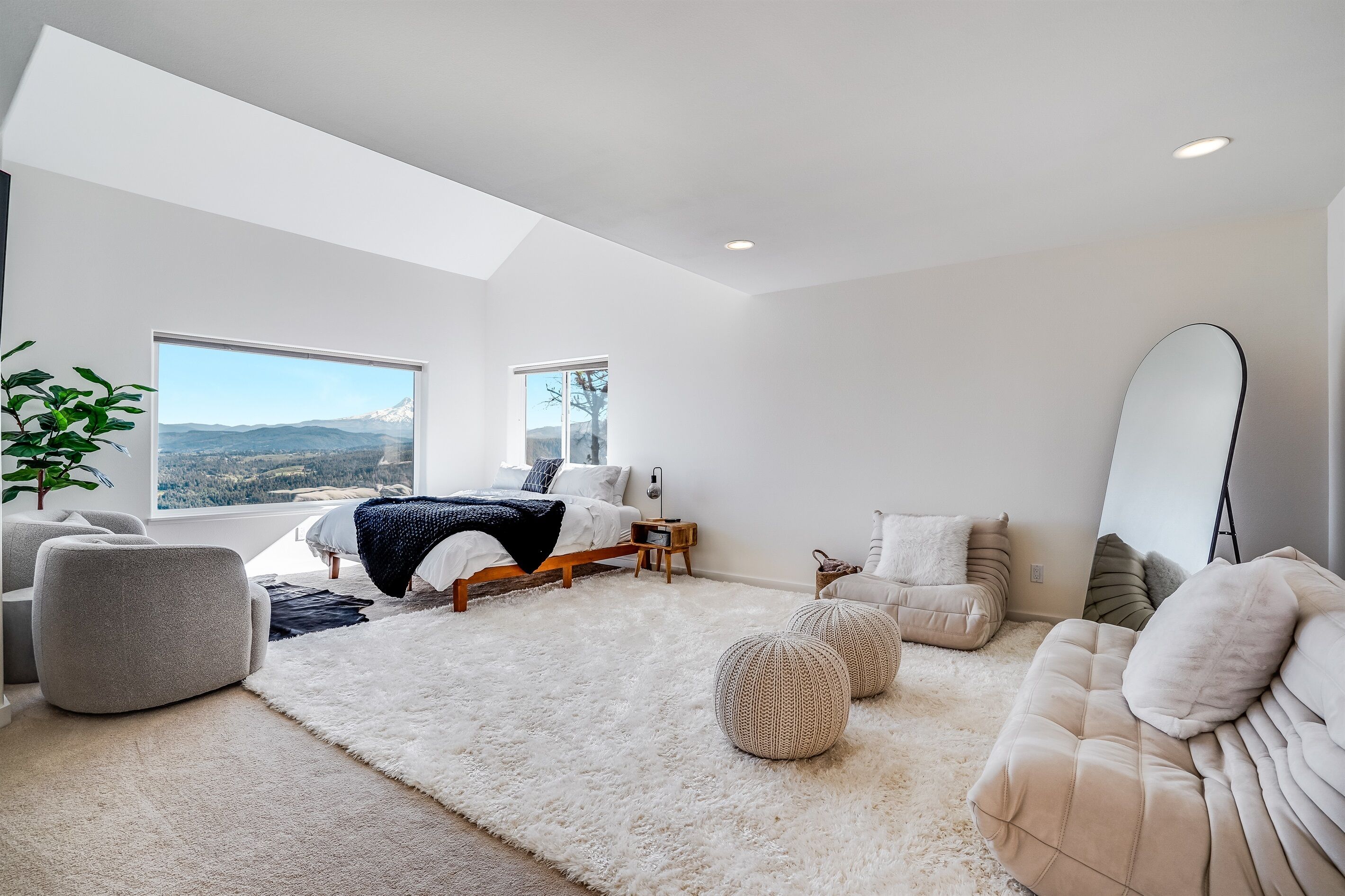 4 slaapkamers, een bureau, een strijkplank/strijkijzer, reisbedje