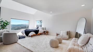 4 slaapkamers, een bureau, een strijkplank/strijkijzer, reisbedje