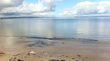 Perto da praia, espreguiçadeiras