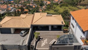 A coastal town with terracotta-roofed buildings, a marina, and a view of the sea. - Bay Bliss by Atlantic Holiday (Funchal)