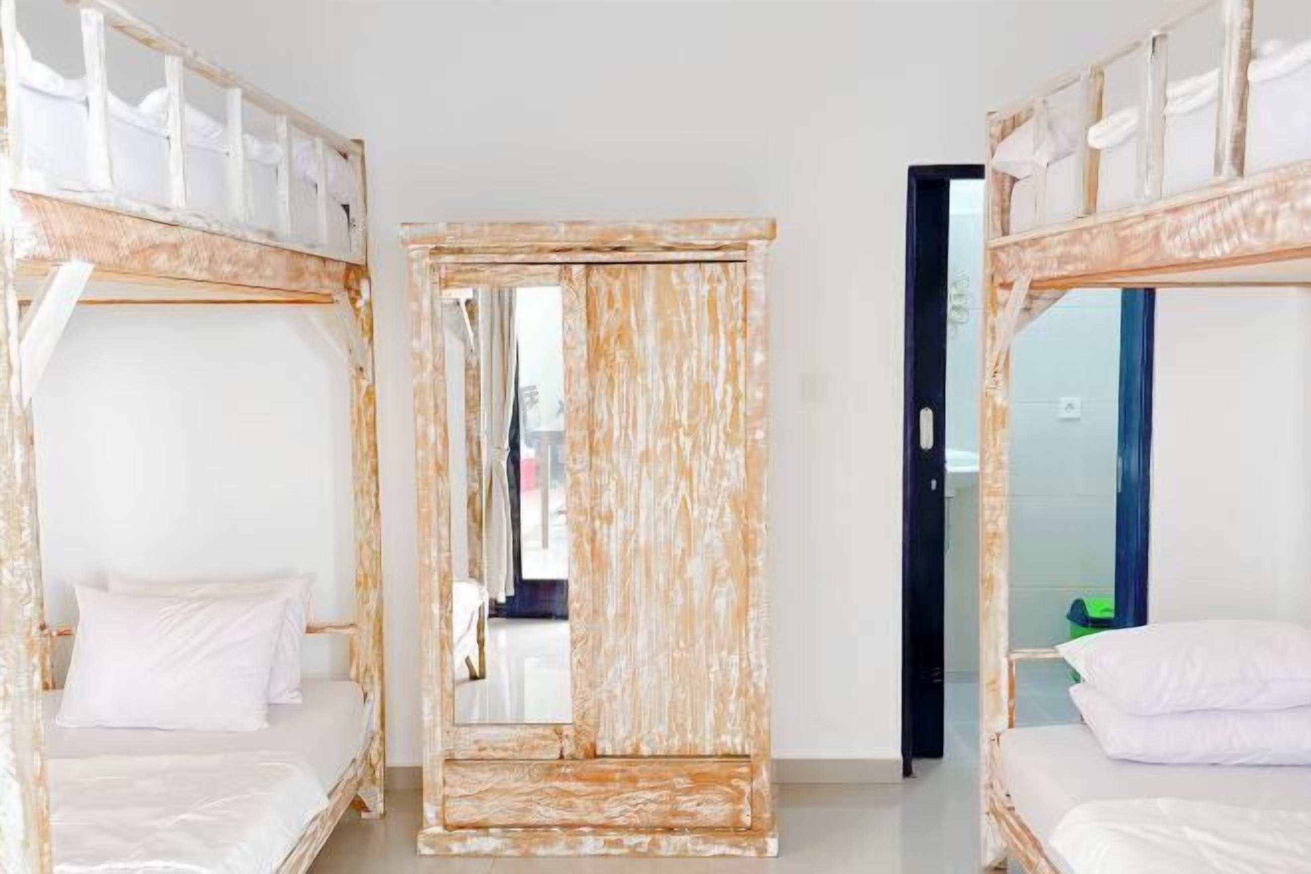 Desk, laptop workspace, free WiFi