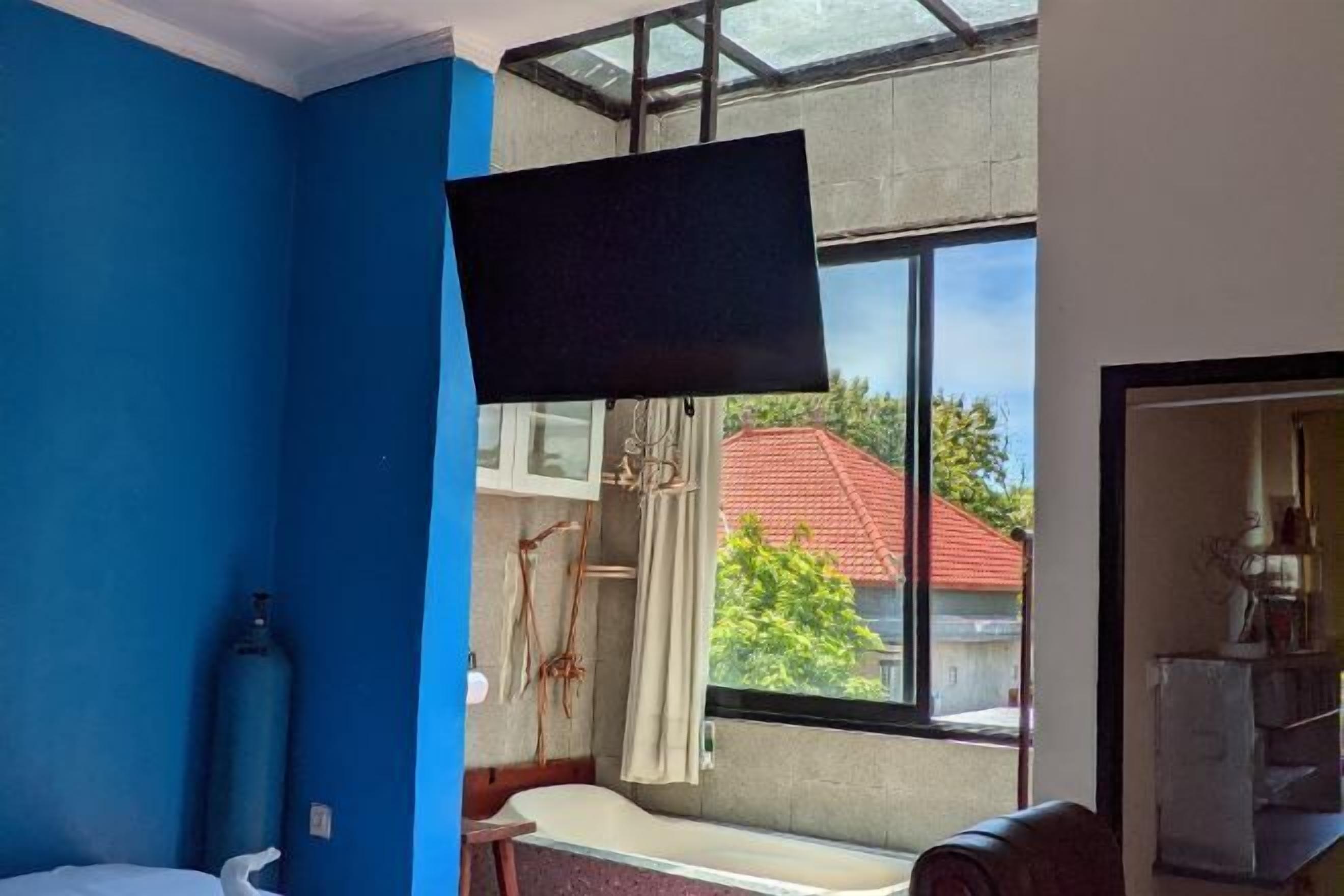 Desk, laptop workspace, free WiFi