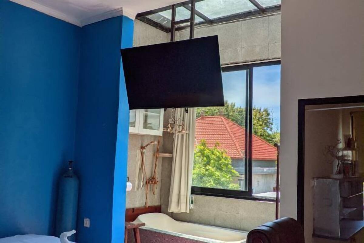 Desk, laptop workspace, free WiFi