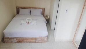 Dobbeltrom – standard, balkong, bassengutsikt | Skrivebord, skrivebord for bærbar PC og wi-fi (inkludert)