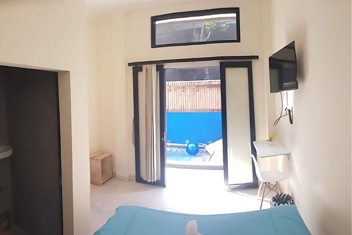 Standard-Doppelzimmer, Balkon, Poolblick | Schreibtisch, laptopgeeigneter Arbeitsplatz, kostenloses WLAN