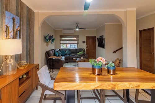 Casa Amplia, a Solo 3 Minutos del Malecón, a dos Cuadras de Super Mercados