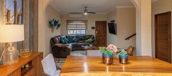 Casa Amplia, a Solo 3 Minutos del Malecón, a dos Cuadras de Super Mercados