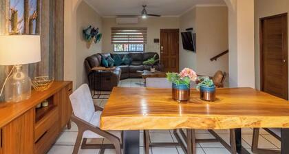 Casa Amplia, a Solo 3 Minutos del MalecĂłn, a dos Cuadras de Super Mercados