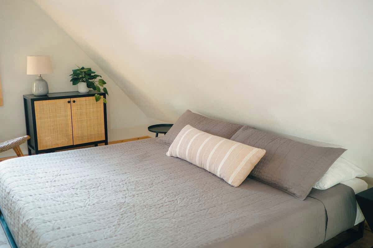 2 bedrooms, travel cot, WiFi, bed sheets