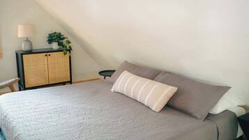 2 bedrooms, travel cot, WiFi, bed sheets