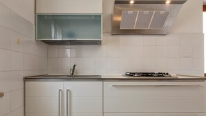 Kjøleskap, ovn, kokeplater og kjøkkenutstyr
