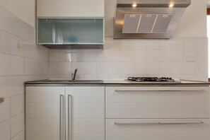 Kühlschrank, Ofen, Herdplatte, Kochgeschirr/Geschirr/Besteck