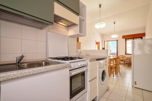 Kühlschrank, Ofen, Herdplatte, Kochgeschirr/Geschirr/Besteck