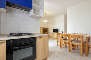 Jääkaappi, uuni, liesi, keittoastiat/astiat/ruokailuvälineet