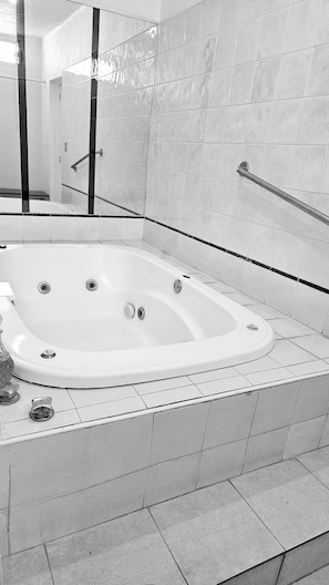 Habitación Elite | Baño | Toallas, jabón, shampoo, papel de baño