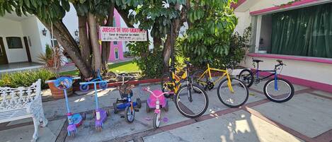 Une aire de jeux avec des vélos et un panneau d’affichage.