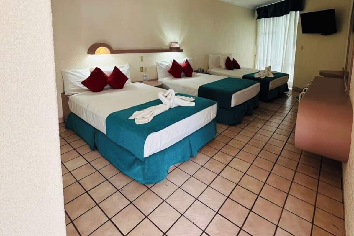 Habitación triple Confort | Wifi gratis y ropa de cama