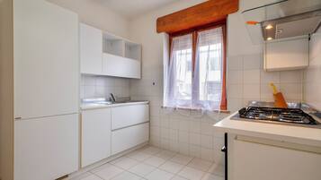 Kühlschrank, Ofen, Herdplatte, Kochgeschirr/Geschirr/Besteck