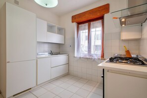 Jääkaappi, uuni, liesi, keittoastiat/astiat/ruokailuvälineet