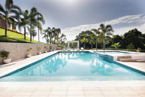 Hermosa villa rodeada de montañas, Combina elegancia moderna con la naturaleza.