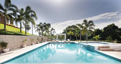 Hermosa villa rodeada de montañas, Combina elegancia moderna con la naturaleza.