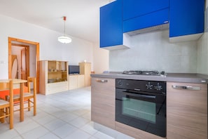 Frigorífico, horno, placa de cocina y utensilios de cocina