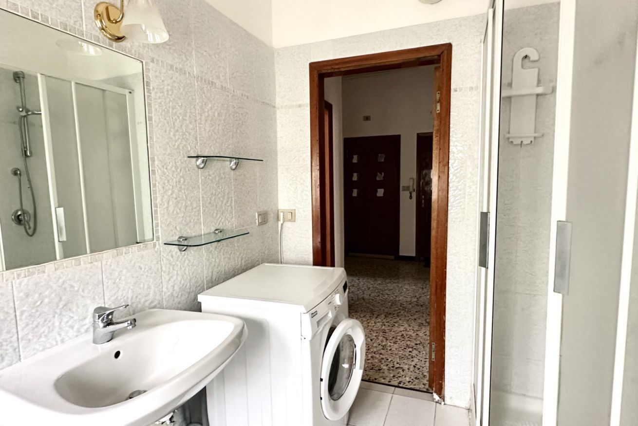 Shower, bidet, towels