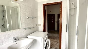 Shower, bidet, towels
